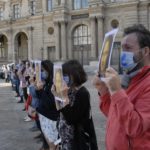 RIAPRE IL LOUVRE Flashmob di 250 guide turistiche: siamo i dimenticati