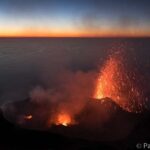 La Sciara del fuoco – I miei auguri di Pasqua con il fiume di lava che scende dal cratere del vulcano di Stromboli